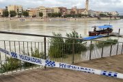 Un dels accessos al riu Ebre a Tortosa precintat.