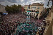 El 4 de 10 amb folre i manilles dels Castellers de Vilafranca.