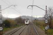 Imatge d'un tren circulant un dia de pluja