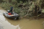 Miembros del Grupo Especial de Actividades Subacuáticas de la Guardia Civil buscan restos mortales en el embarcadero de El Palmar de la Albufera de Valencia.