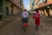 Voluntaris de Creu Roja amb una carretilla ajudant a les tasques a València.