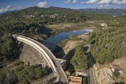 Imatge aèria de la presa del pantà de Riudecanyes, situat a la comarca del Baix Camp.