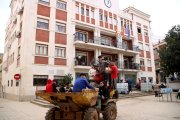 Un tractor amb voluntaris, davant de l'Ajuntament de Xiva, 10 dies després de les riuades.