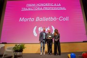 Imatge de l'entrega de l'entrega del premi a la Trajectòria Professional a Marta Balletbò