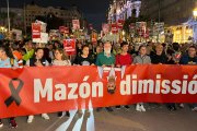 Capçalera de la manifestació a València que demana la dimissió del president valencià, Carlos Mazón