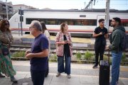 Usuaris esperen un tren a l'estació de Sant Vicenç de Calders