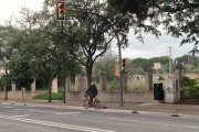 Usuari de La Ganxeta pel carril bici de la carretera d’Alcolea del Pinar.