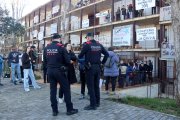 Una seixantena de persones concentrades davant un bloc de pisos de protecció oficial de Salou davant el desnonament d'una veïna