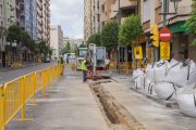 Imatge d’arxiu dels treballs a l’asfaltat del carrer Pere Martell, on el carril bici es va inaugurar l’estiu del 2021