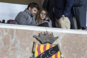 Gerard Piqué i la seva parella, Clara Chia, a la llotja del Nou Estadi Costa Daurada.