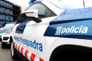 Pla de detall del lateral d'un dels vehicles dels Mossos d'Esquadra