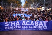 Capçalera de la manifestació a favor d'un habitatge digne 'S'ha acabat. Abaixem els lloguers' a Barcelona