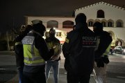 Agents dels Mossos i la Policia Nacional en un dels escorcolls.