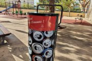 Una màquina compactadora d'envasos a l'Hospitalet de l'Infant.