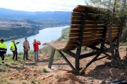 Membres de Figot Tours celebrant la instal·lació del banc gegant al mirador de Vall de Porcs de Riba-roja d'Ebre.