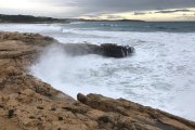 Imatge d'arxiu d'onades picant a les roques de l'Arrabassada