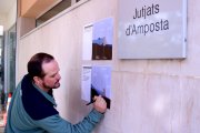 El president de l'associació Sediments, Josep Juan, amb cartells il·lustratius de la querella contra Endesa i la CHE als jutjats d'Amposta.