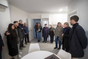 Imatges de l’entrega de claus, celebrada ahir, dels dos nous habitatges públics dels Garidells.