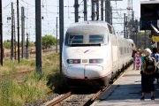 Imatge del tren AVE entre Barcelona i Lió abandonant l'estació de Narbona