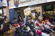 Imagen de archivo de varias personas celebrando el Gordo del sorteo extraordinario de Navidad de la Lotería Nacional de 2023