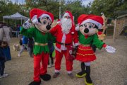 El Pare Noel, Mickey i Minnie Mouse i Campi van fer acte de presència al Parc de Nadal de l’AV.