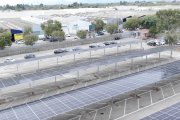 Imatge aèria de la planta fotovoltaica del dipòsit municipal de vehicles.