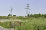 Imatge de dues torres d'Alta tensió situades a les Gavarres.