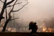 Un bomber del comtat de Los Ángeles observa un incendi a Altadena, Califòrnia.