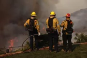 Els bombers despleguen estructures de defensa contra l'incendi forestal de Palisades a Los Angeles, Califòrnia, els EUA.