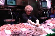 La propietària de 'Peixateria Encarna' preparant el peix al Mercat de Tarragona.