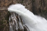 Sortida d'aigua en el marc de l'operació al pantà de Camarasa.