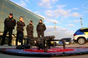 Agents de la Policia Local de Tortosa davant del nou dron que han incorporat al cos.