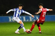 El jugador de la Real Sociedad B, Ibai Cabo, disputant l’esfèric amb el capità del Nàstic, Joan Oriol.