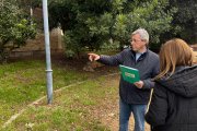 Joan Carles Gavaldà, visitant el barri de Mas Magrané.