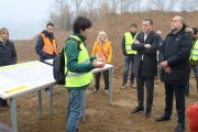 El director de les obres de connexió entre l'Ebre i el pantà dels Guiamets explica el projecte al conseller d'Agricultura Òscar Ordeig, i al president de la CHE, Carlos Arrazola.