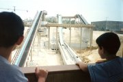 Imatge d'Oscar Elgarrista, de jove, en  durant unes visites que es van fer a la construcció del parc l'any 1994.