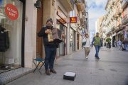 L’acordionista Udila Suka, en un instant de la interpretació del seu repertori al bell mig del carrer de Llovera