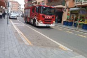 Imatge d'una dotació de Bombers al carrer Verge Montserrat de Vila-seca.