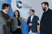 A l’esquerra, Moisés Fabra i Carla Carulla del Grupo Castilla. A la dreta, Sergi Novo, del Clúster TIC Sud.