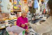 Fotografia d’una clienta pagant amb efectiu a la botiga de roba Lourdes, adherida a la campanya ‘Compra local, paga en efectiu