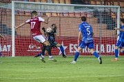 El porter de l’Ourense, Raúl Marqueta, aturant un tir a Pablo Fernández en el primer partit de la Primera Federació en un Nou Estadi Costa Daurada sense públic.