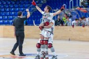 El roig-i-negre Martí Casas celebrant el seu gol amb Joan Salvat abraçant-lo per darrere.