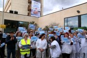 Alguns dels sanitaris amb pancartes davant de l'Hospital de Tortosa.