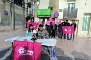 Els membres del sindicat, davant del bloc afectat; una pancarta que penja d’un balcó; i detall de la mena de massilla col·locada a un pany.