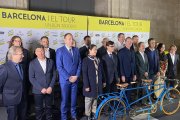 Els diferents representants, amb l'alcalde Rubén Viñuales al centre de la imatge, durant la presentació del Tour de França 2026.