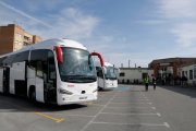 Dos autobusos del servei alternatiu per carretera, a l'espera d'usuaris a l'estació de Sant Vicenç de Calders, que ha quedat sense circulació ferroviària aquest cap de setmana