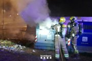 Els bombers treballant en l'incendi de contenidor.