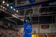 Ousmane Ndour agafant un rebot.
