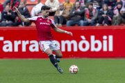 El jugador del Nàstic, Gorka Pérez, durant el duel contra el Bilbao Athletic al Nou Estadi Costa Daurada.