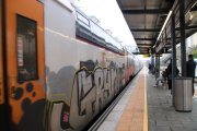 L'andana de les vies 0 i 1 de l'estació de Bellvitge-Gornal amb un tren aturat a l'espera que arribi un altre.